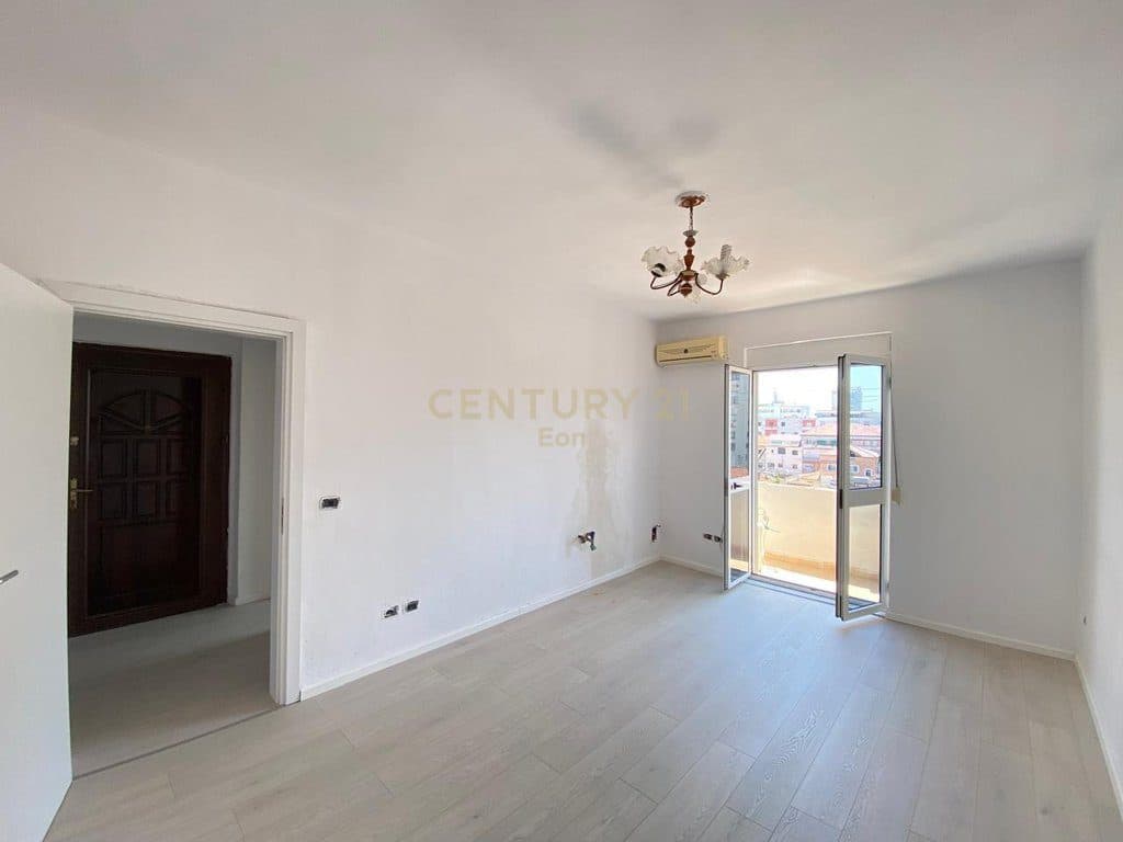 SHITET APARTAMENT NE BULEVARDIN KRYESOR, DURRES !!