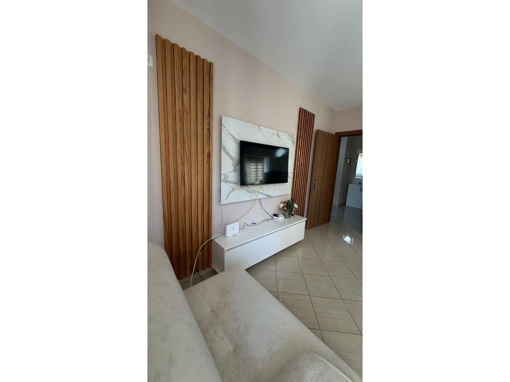 JEPET ME QIRA APARTAMENT 1+1 NE MALIN E ROBIT ! 4