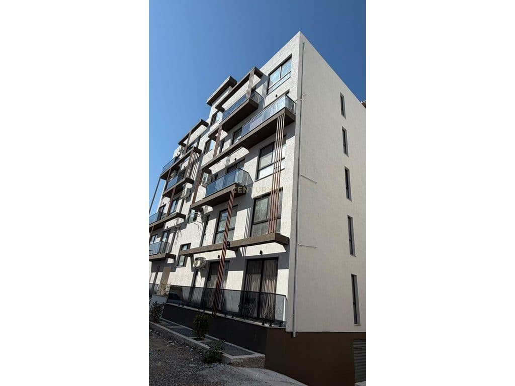 SHITET APARTAMENT 1+1 ME VERANDE NE MALIN E ROBIT ! 2