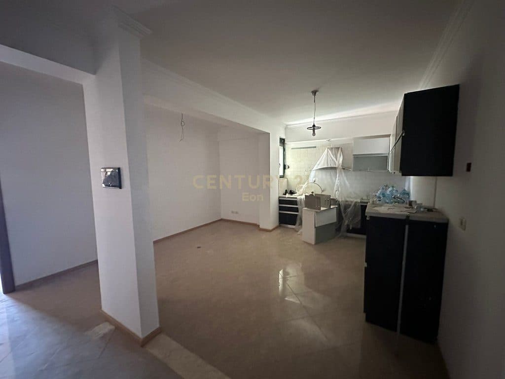 SHESIM APARTAMENTE 2+1 PRANE DREJTORISE SE POLICISE, DURRES ! 2