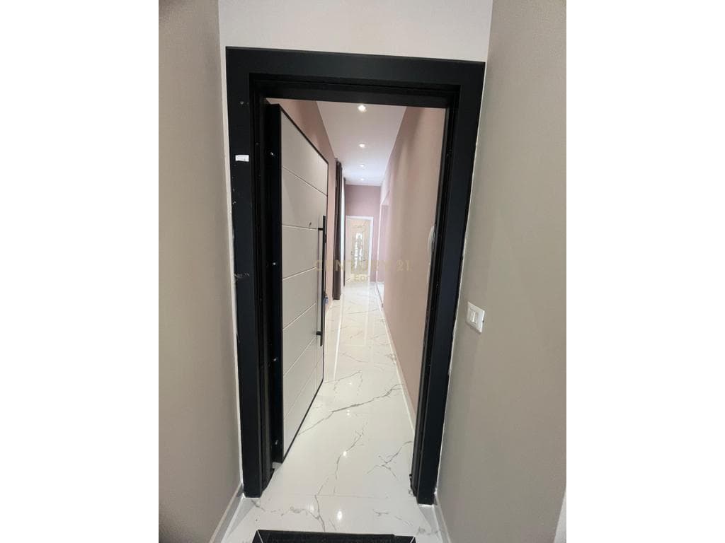 Apartament 2+1 Me Qira në Qendër të Golemit ! 4