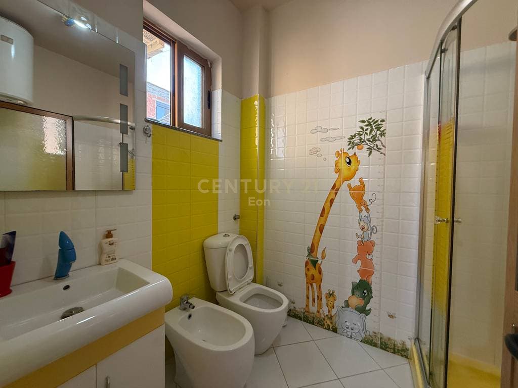 Shitet Shtëpi Private ne Lagjen Nr.7, Durrës !