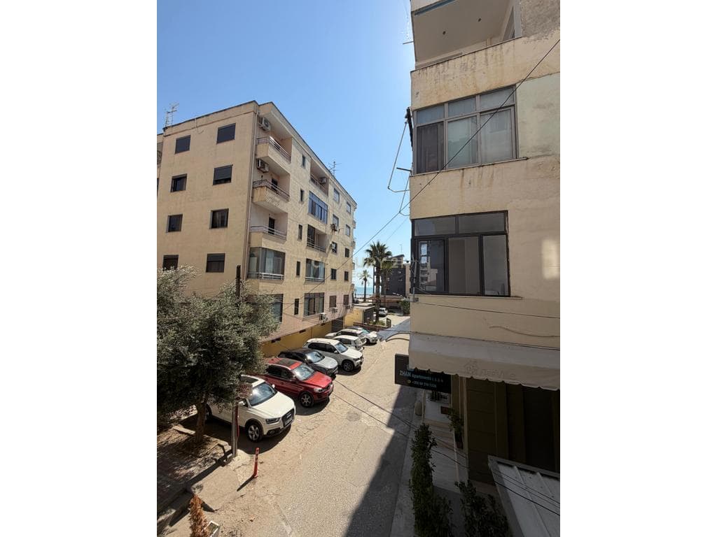 Apartament 2+1 në Shitje, Plazh Durrës – Stacioni 1, vetem 40 metra nga deti! 2