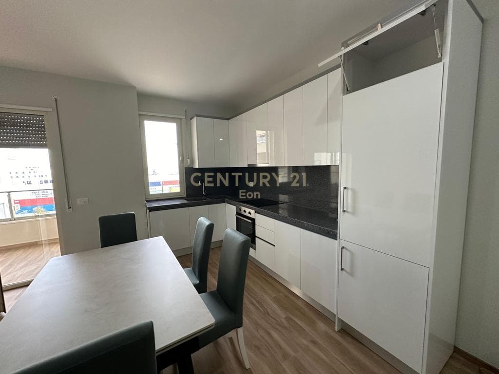 JEPET APARTAMENT 3+1+2 ME QIRA TEK RRUGA E PORTIT NE DURRES ! 2