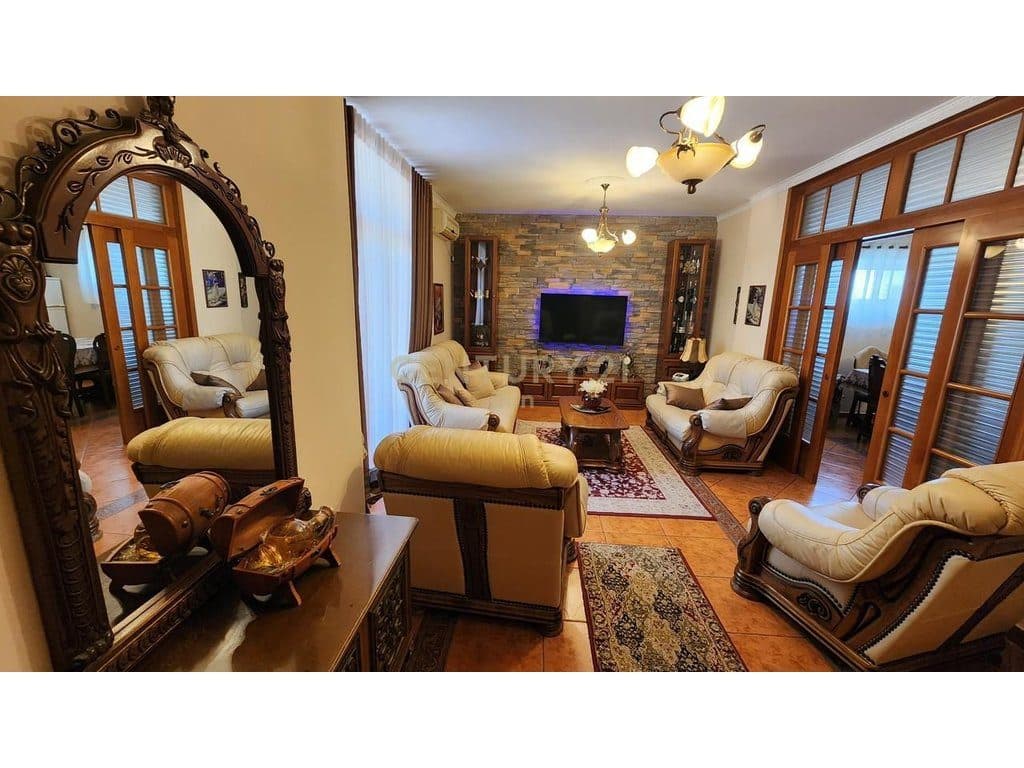 Shitet Apartament 3+1+2 ne Qender, Durres ! 3