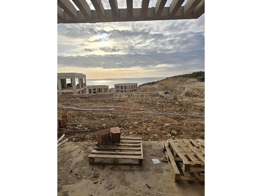 APARTAMENT 2+1 ME OBORR NE SAN NICOLAS, PALASE ,VLORE !