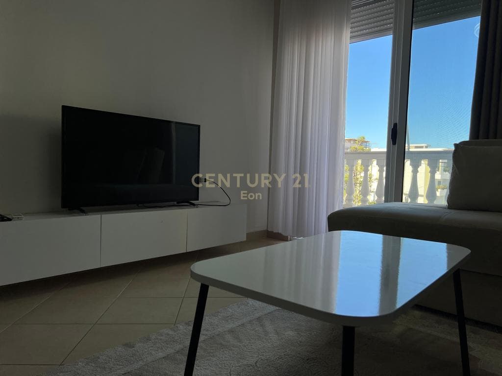 Shitet Super Apartament 1+1në Golem !! 3