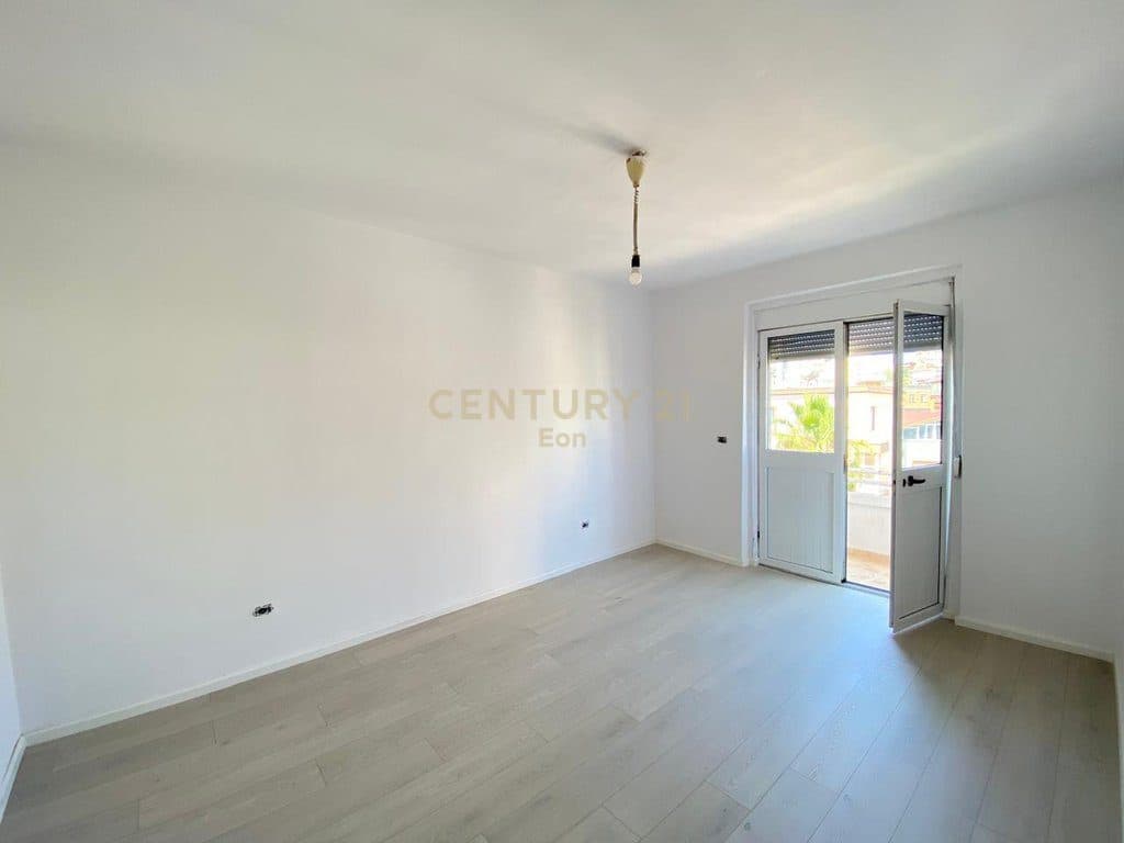 SHITET APARTAMENT NE BULEVARDIN KRYESOR, DURRES !! 4
