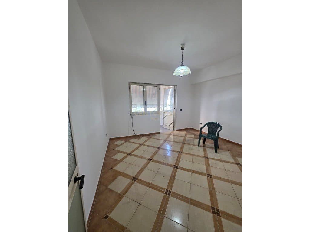 Apartament 2+1 Me Qira në Qendër të Durrësit !
