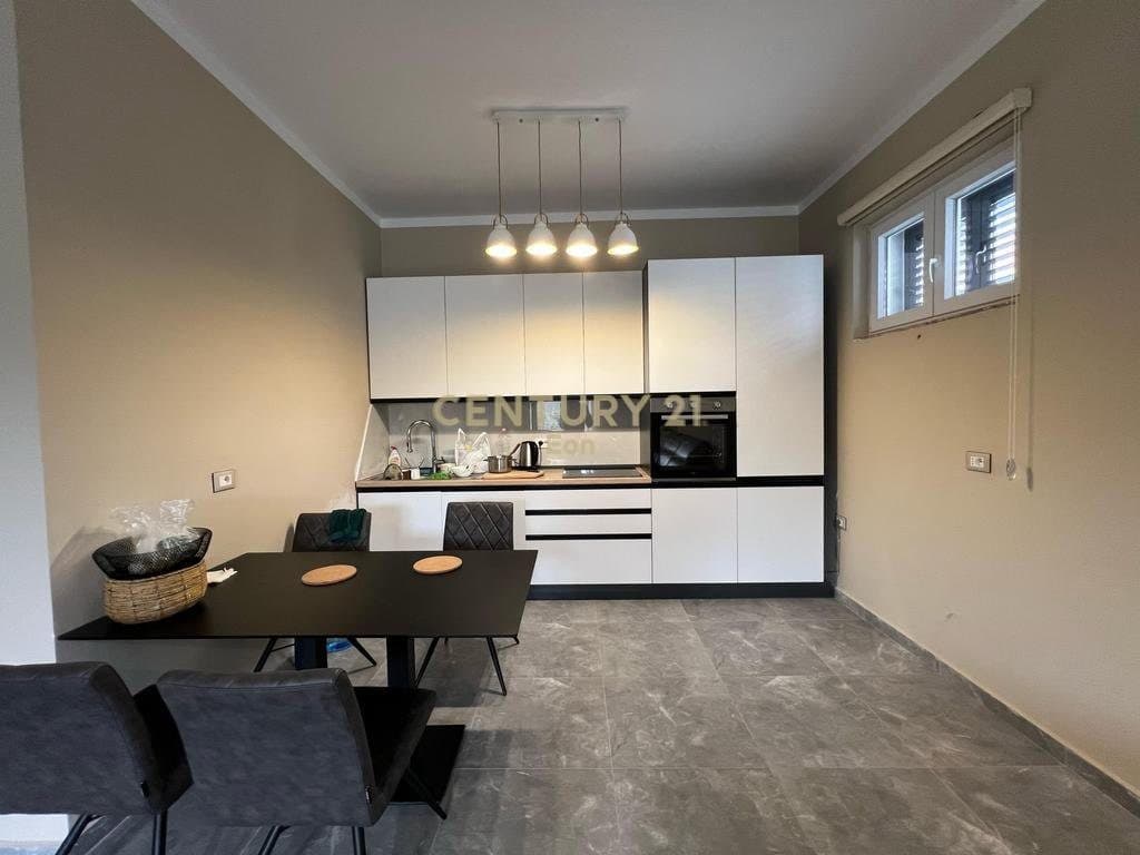 Shtëpi PRIVATE PËR SHITJE, PRANË SHKOLLËS "EFTALI KOCI" 4