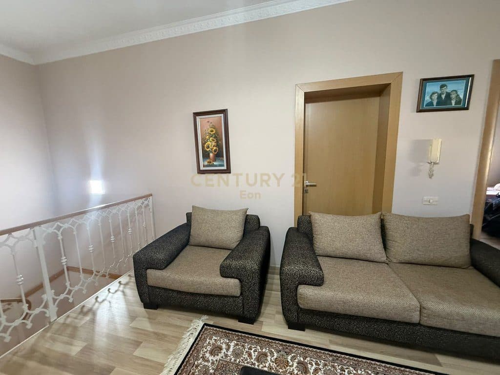 Vilë luksoze me pishine 7+7 Për Shitje në Xhafzotaj !