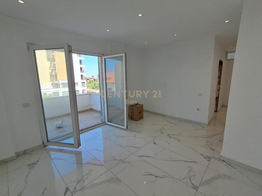SHITET APARTAMENT 3+1+2 (+4 BALLKONE) NE PLAZH ILIRIA ! 3