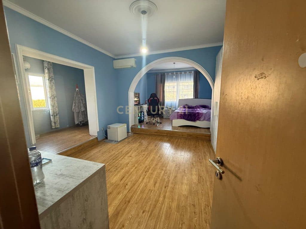 Vilë luksoze me pishine 7+7 Për Shitje në Xhafzotaj !