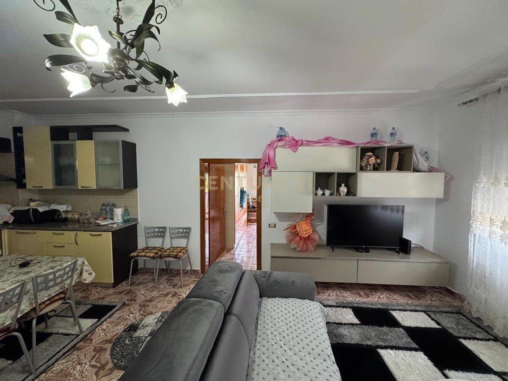 SHITET APARTAMENT 2+1 ME GARAZHD, DURRES ! 3