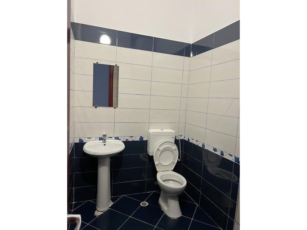Shitet Ambient Komercial te Ish - URT, Durres ! 3