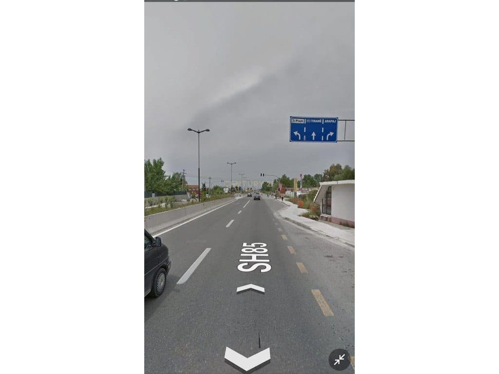 Shitet Tokë Buzë Rruge, 900m²! 1