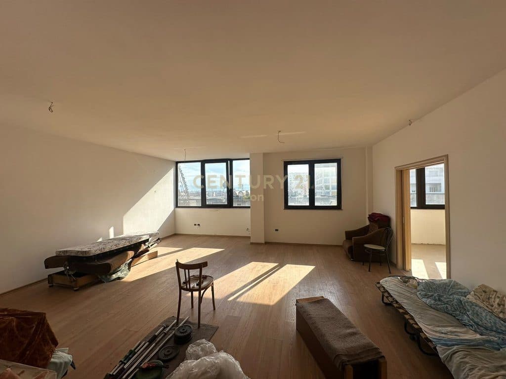SHESIM APARTAMENT 2+1+2 DHE KUZHINE TE VECUAR NE QENDER TE DURRESIT, PRANE STACIONIT TE TRENIT !