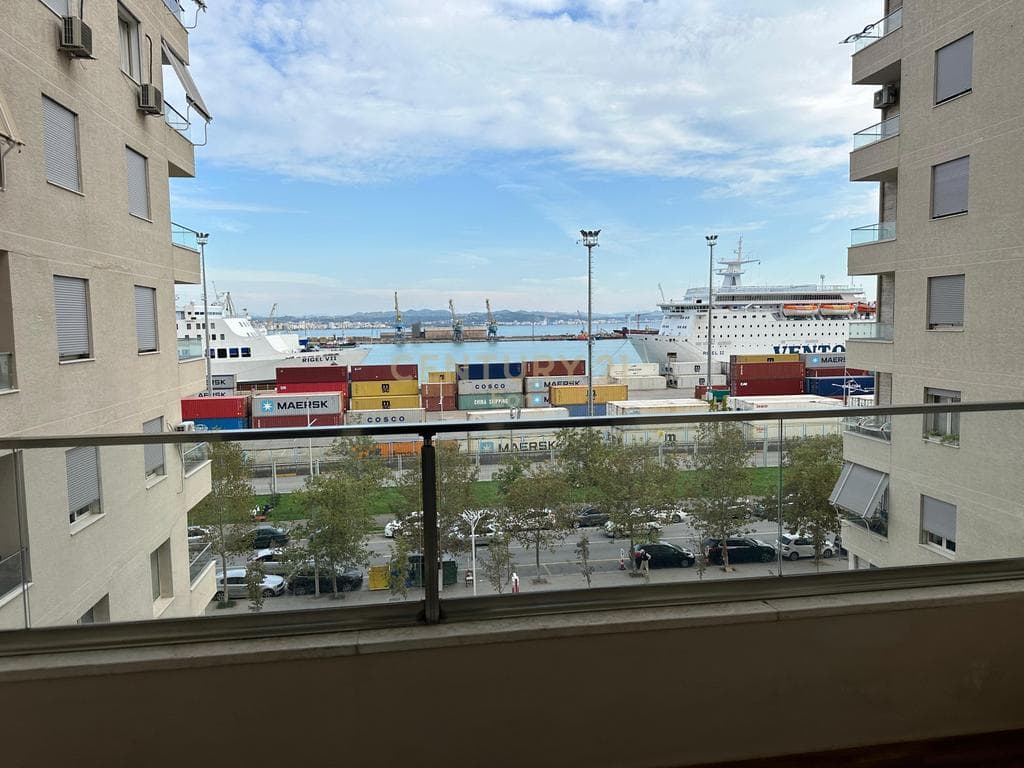 JEPET APARTAMENT 3+1+2 ME QIRA TEK RRUGA E PORTIT NE DURRES ! 4