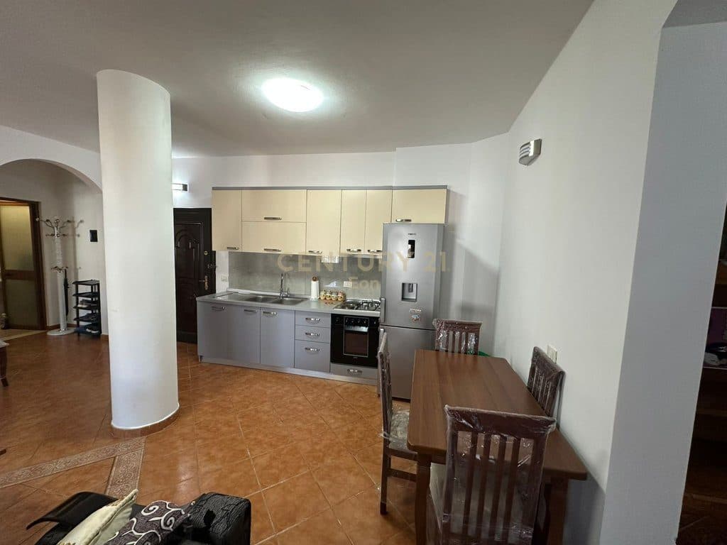 JEPET APARTAMENT 2+1+2 ME QIRA NE QENDER DURRES, PERBALL BLUE STAR ! 2