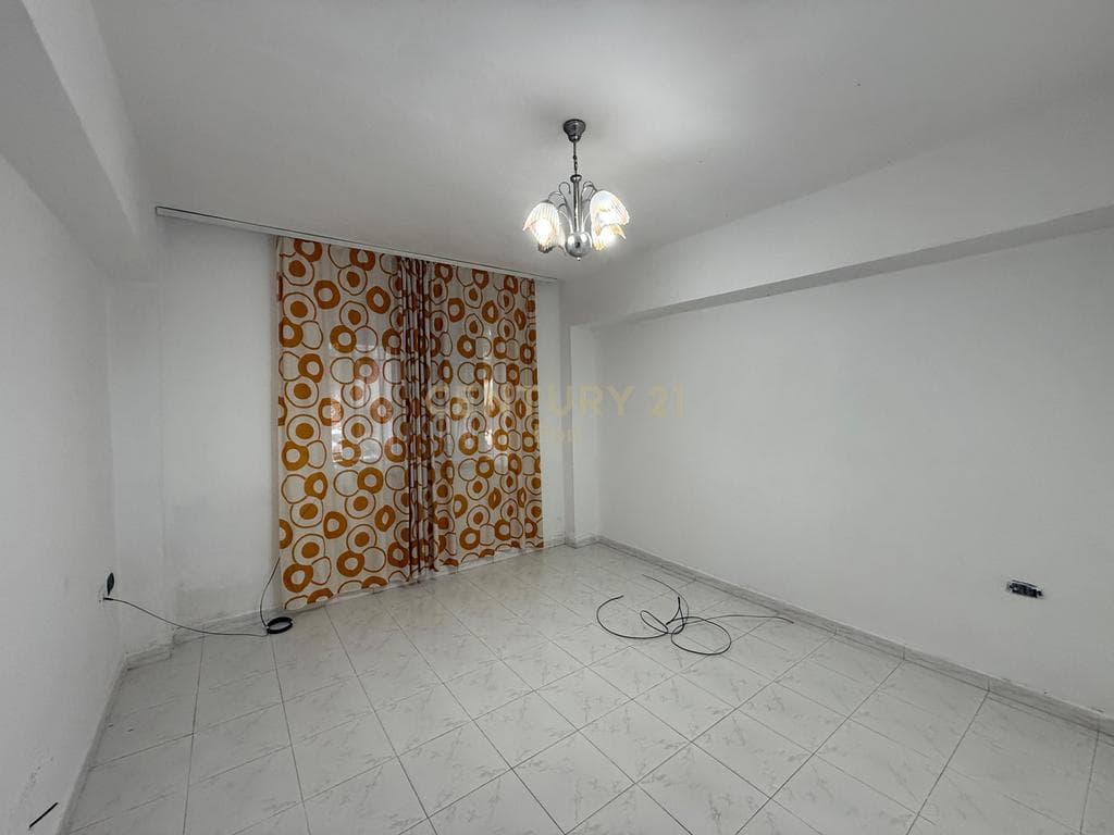 Jepet me Qira Ambient Komercial Prane Shkolles 'Qemal Mici', Durres ! 3
