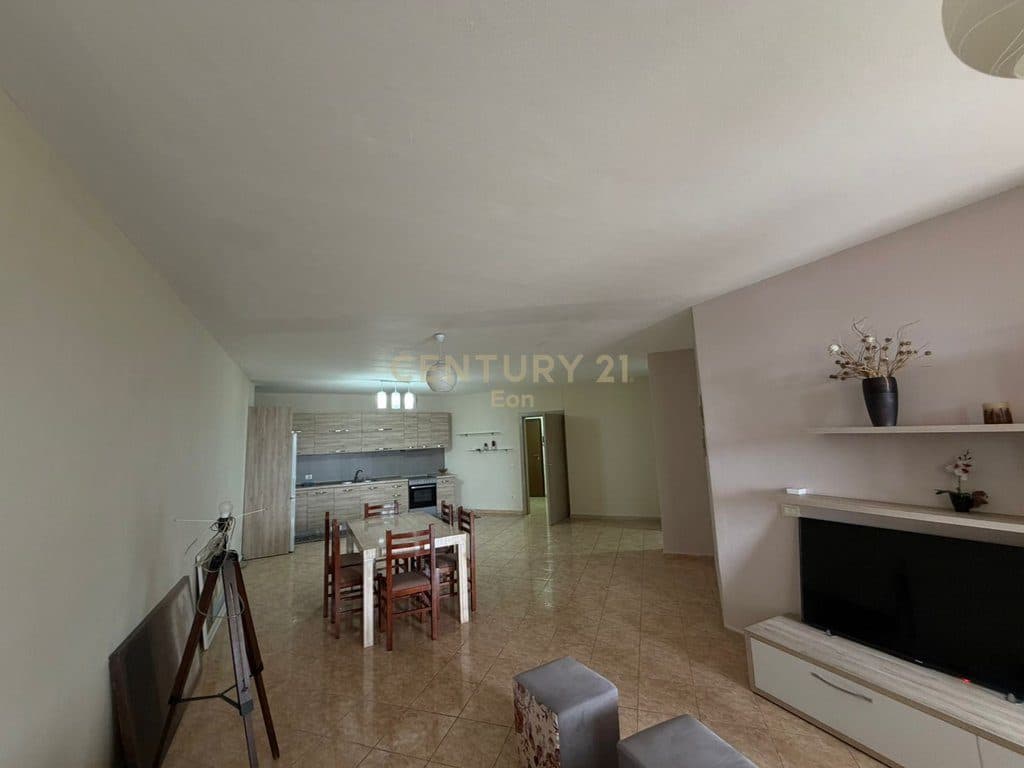 JEPET ME QIRA APARTAMENT ME PAMJE DETI 2+1+2 , RRUGA E RE E PORTIT ! 3