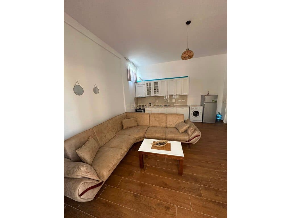 Apartament 1+1+ Post Parkimi Me Qira në Golem !