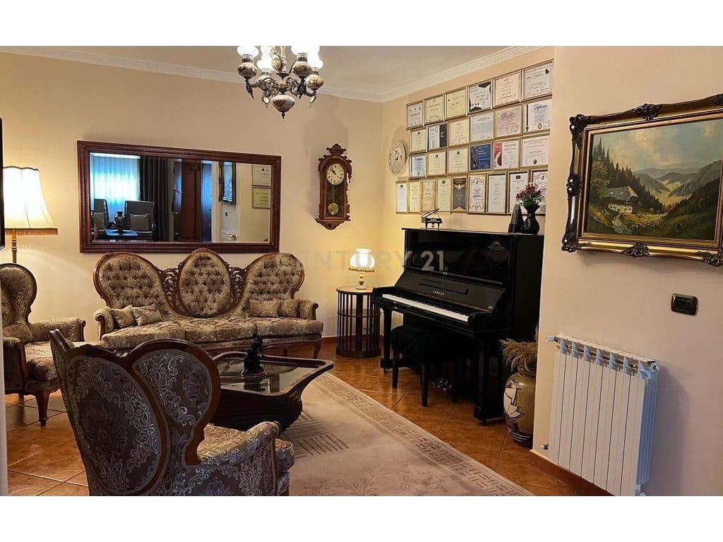 Shitet Apartament 3+1+2 ne Qender, Durres ! 2