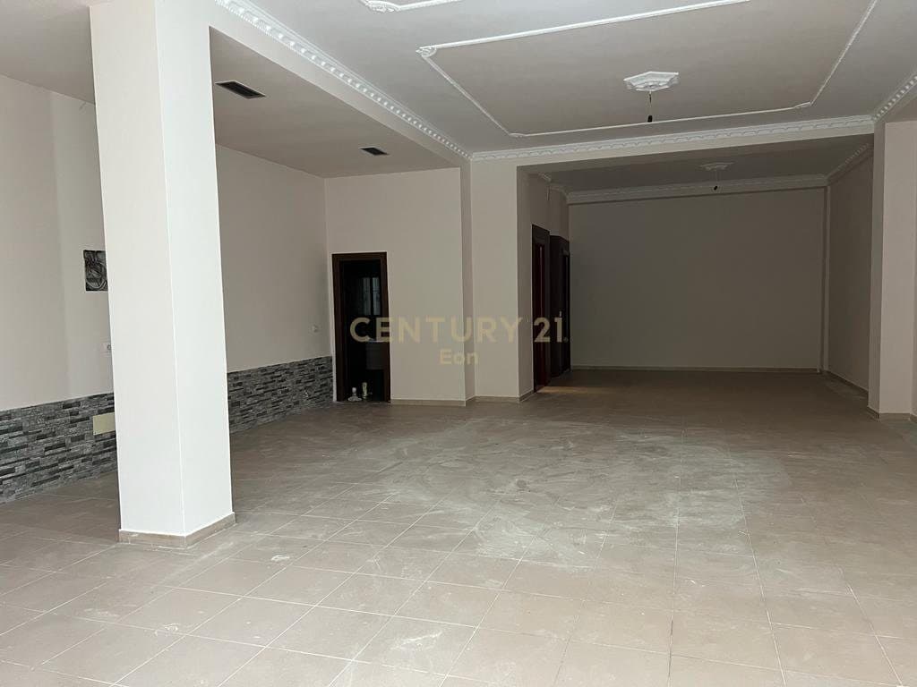Shitet Ambient Komercial te Ish - URT, Durres ! 2