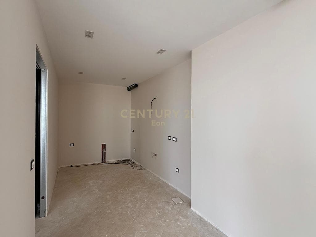 Shitet Apartament me Pamje Deti + 2 Poste Parkimi te Rruga e re e Portit ! 3