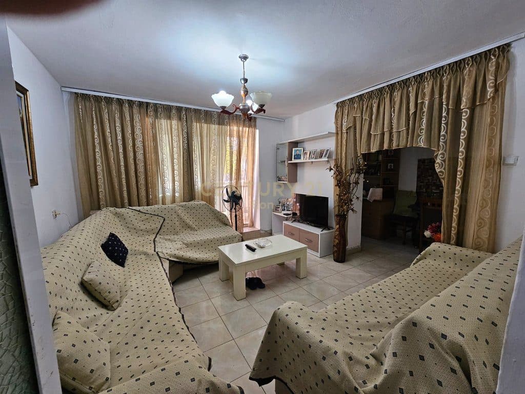APARTAMENT 1+1 PËR SHITJE – PRANË SPITALIT, DURRËS ! 2