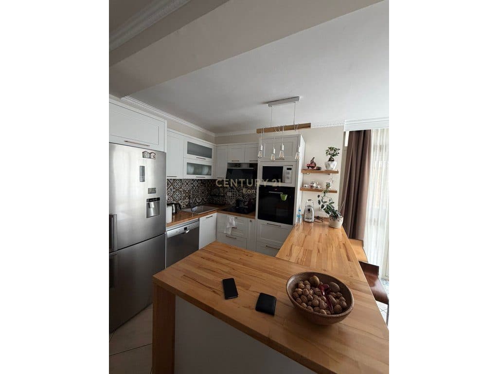 SHITET APARTAMENT 3+1+2 TUALETE DHE ME POST PARKIMI NE VOLLGA ! 3
