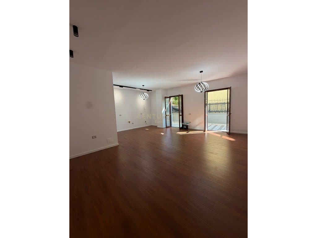 SHITET APARTAMENT 2+1+2 TUALETE DHE VERANDE , SEFER EFENDIU, DURRES !