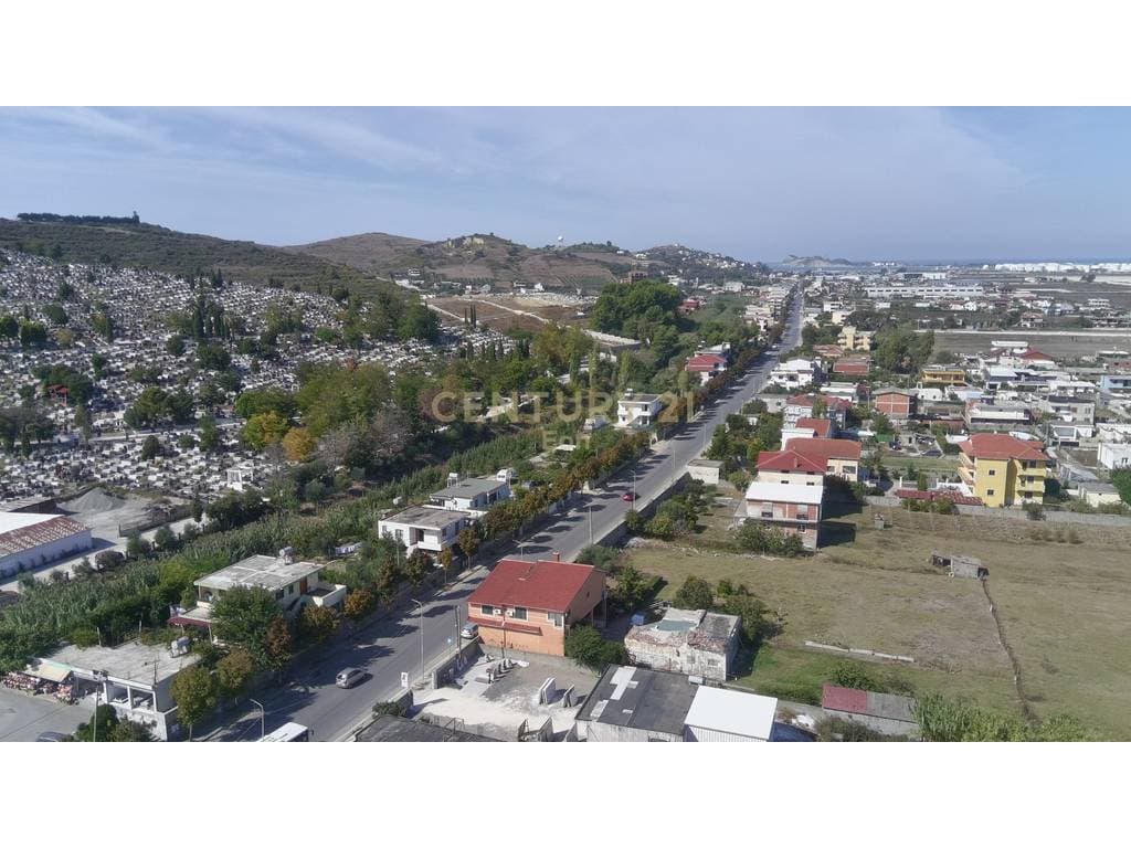 Toke për Shitje Ne Spitalle, Durrës, Hyrje Nga Rruga Kryesore - 656,000€ | 16000 m² 2