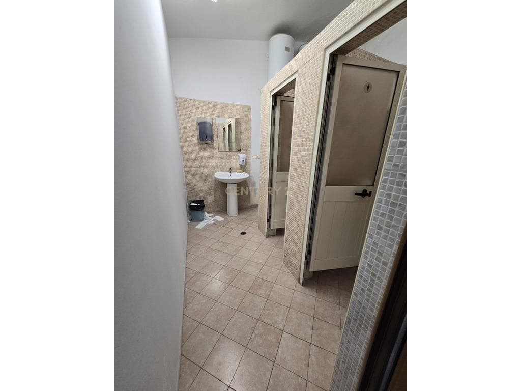 Ambient për Shitje në Durrës, pranë Rrugës Mujo Ulqinaku (1200 Euro/m2) ! 2