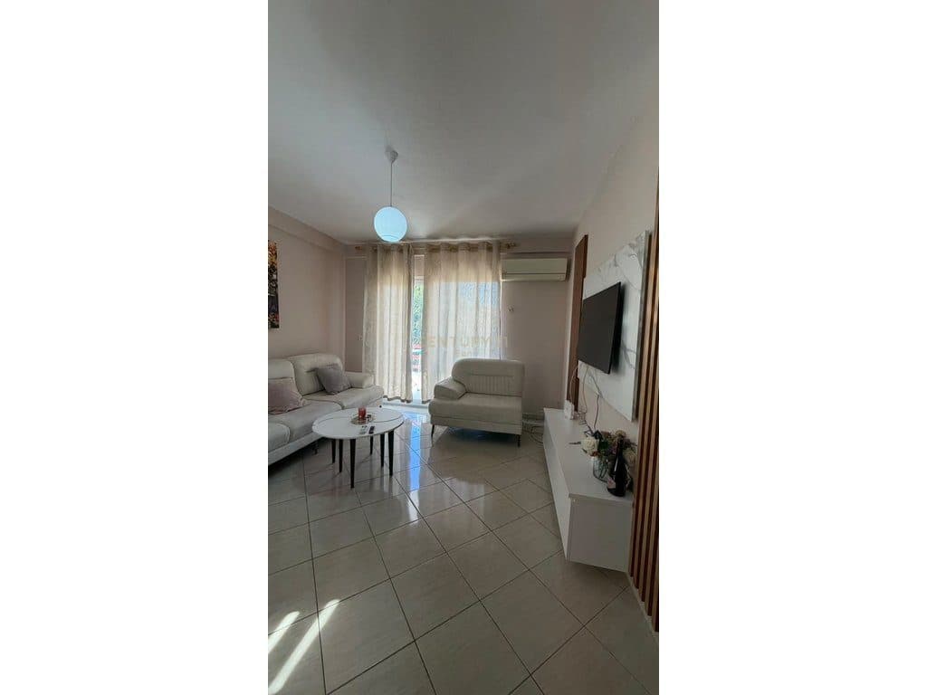 JEPET ME QIRA APARTAMENT 1+1 NE MALIN E ROBIT ! 2