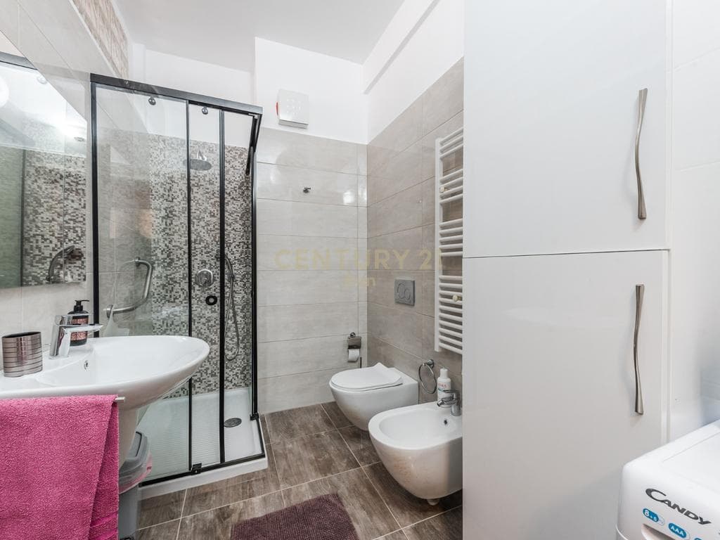 JEPET ME QIRA APARTAMENT 2+1 DHE GARAZH TEK BASHKIA DURRES ME PAMJE DETI ! 3
