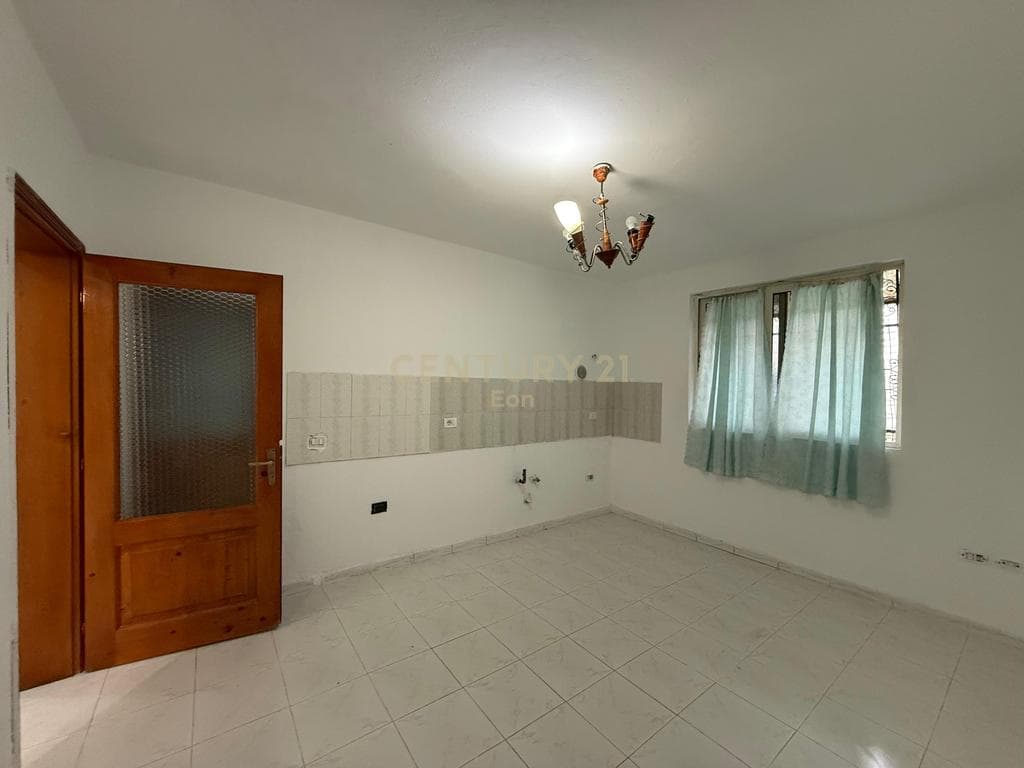 Jepet me Qira Ambient Komercial Prane Shkolles 'Qemal Mici', Durres ! 4