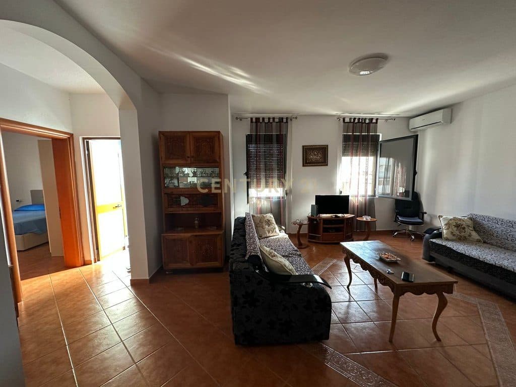 JEPET APARTAMENT 2+1+2 ME QIRA NE QENDER DURRES, PERBALL BLUE STAR !