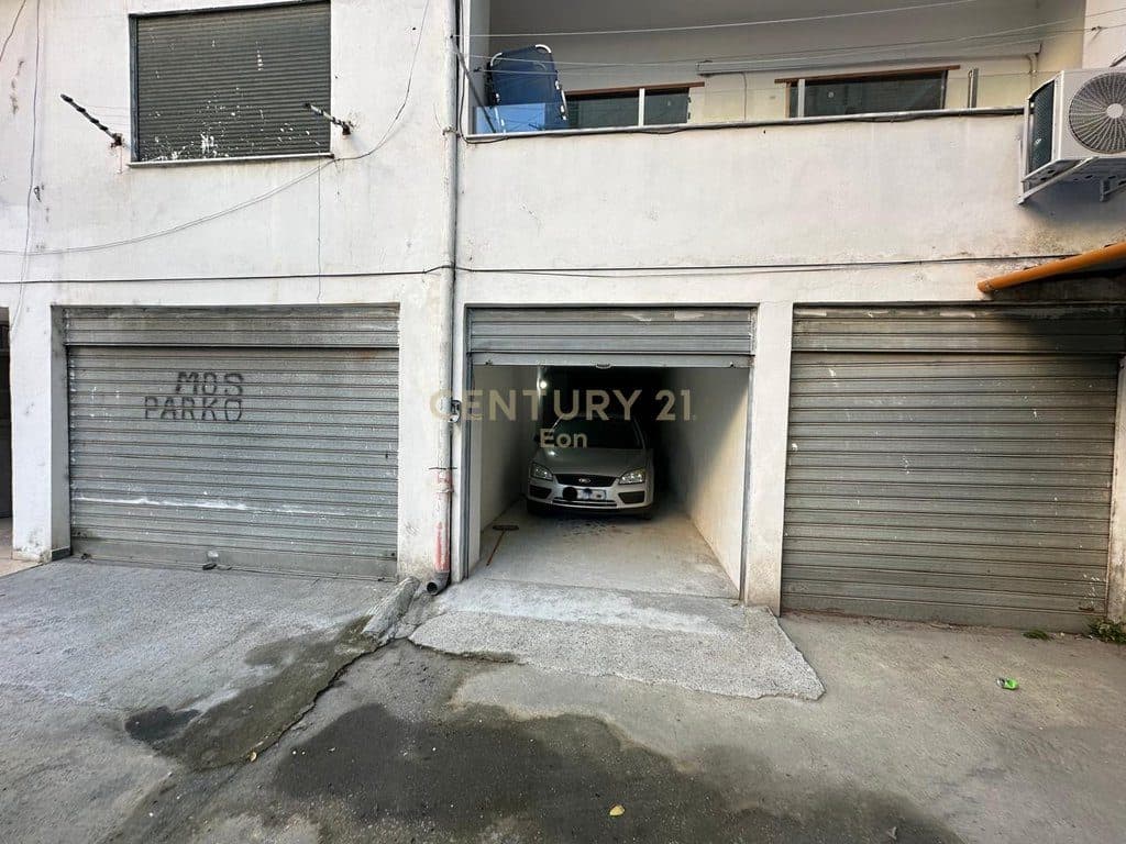 SHITET GARAZH PER 2 MAKINA NE PLAZH ILIRIA!