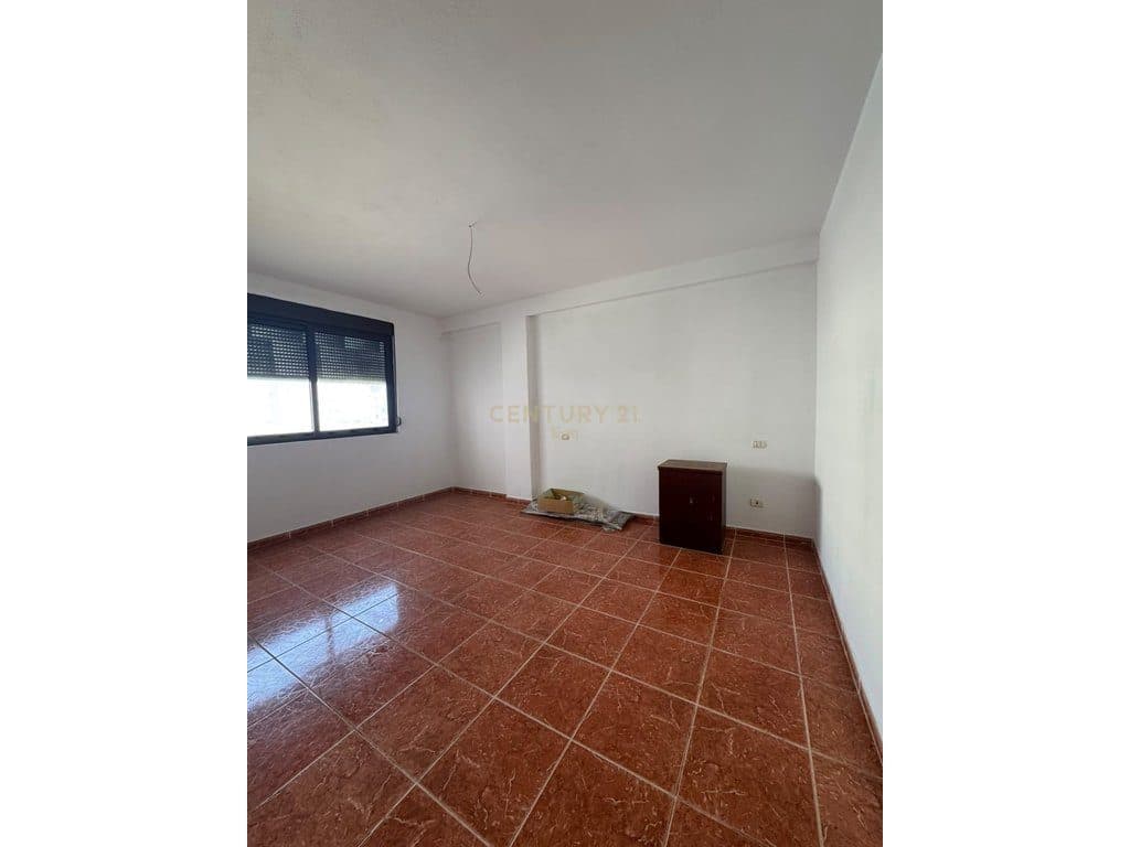Apartament 2+1 + post parkim në shitje në Plazh, Durrës ! 4