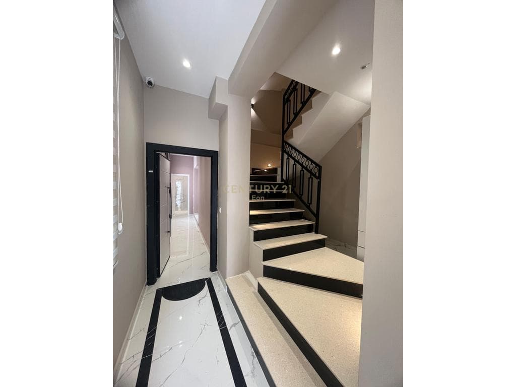 Apartament 2+1 Me Qira në Qendër të Golemit ! 3