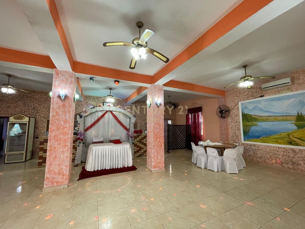 Jepet me qira Bar Restorant dhe Hotel në Rinia, Durrës!