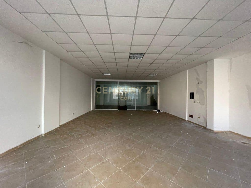 Ambient Komercial për Qira në Plazh Stacioni i parë, Durrës ! 2