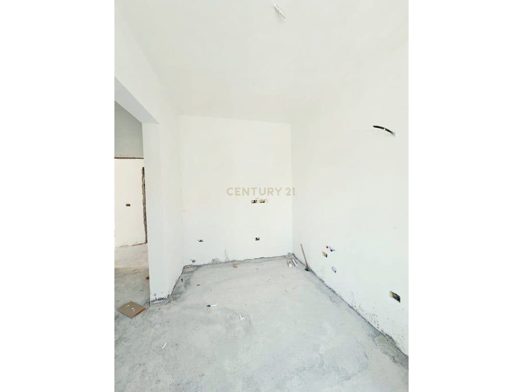 SHITET APARTAMENT 1+1 ME VERANDE ,DURRES !
