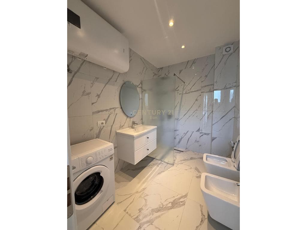 Apartament luksoz për shitje në Golem – vetëm 30 metra nga deti!