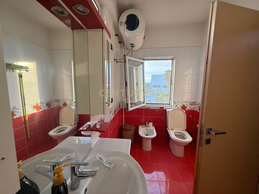 Vilë luksoze me pishine 7+7 Për Shitje në Xhafzotaj !