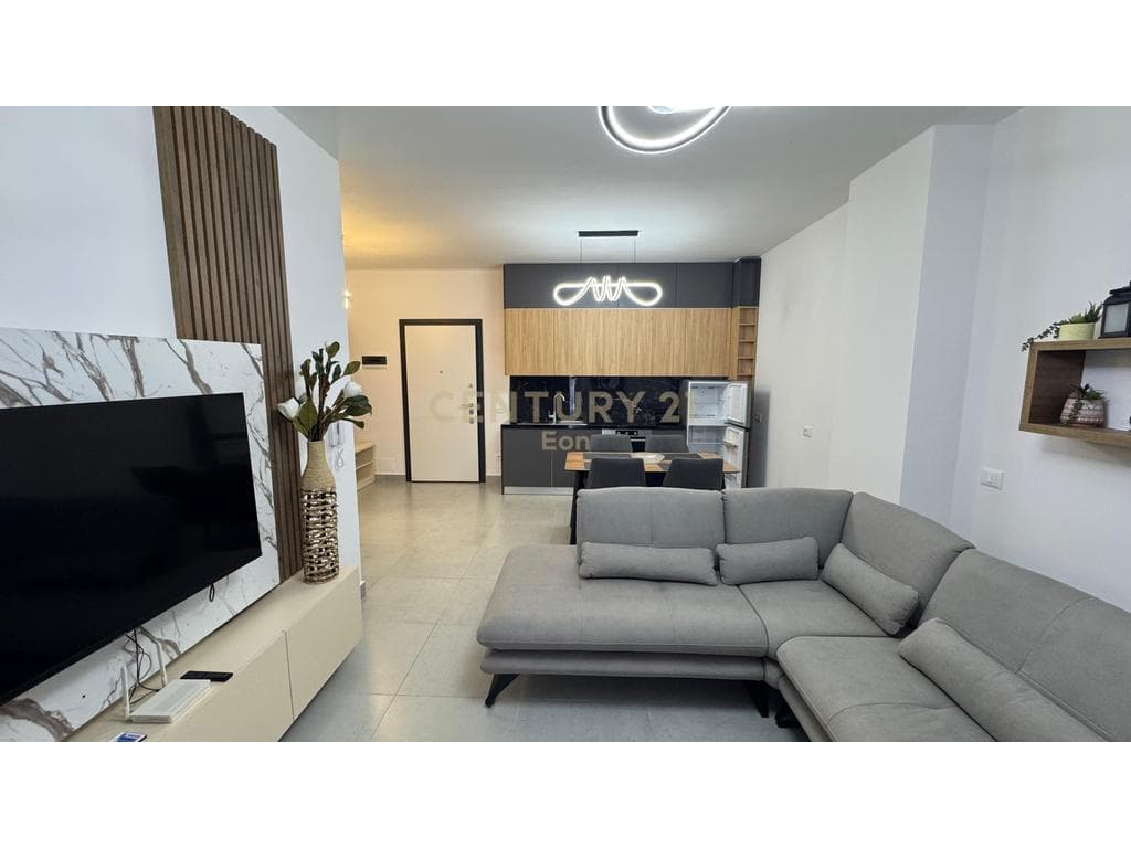 SHITET APARTAMENT 1+1 PRANE DETIT, MOBILIM I RI, GOLEM !