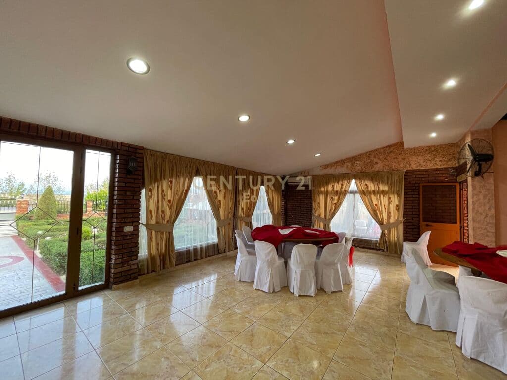 Jepet me qira Bar Restorant dhe Hotel në Rinia, Durrës!