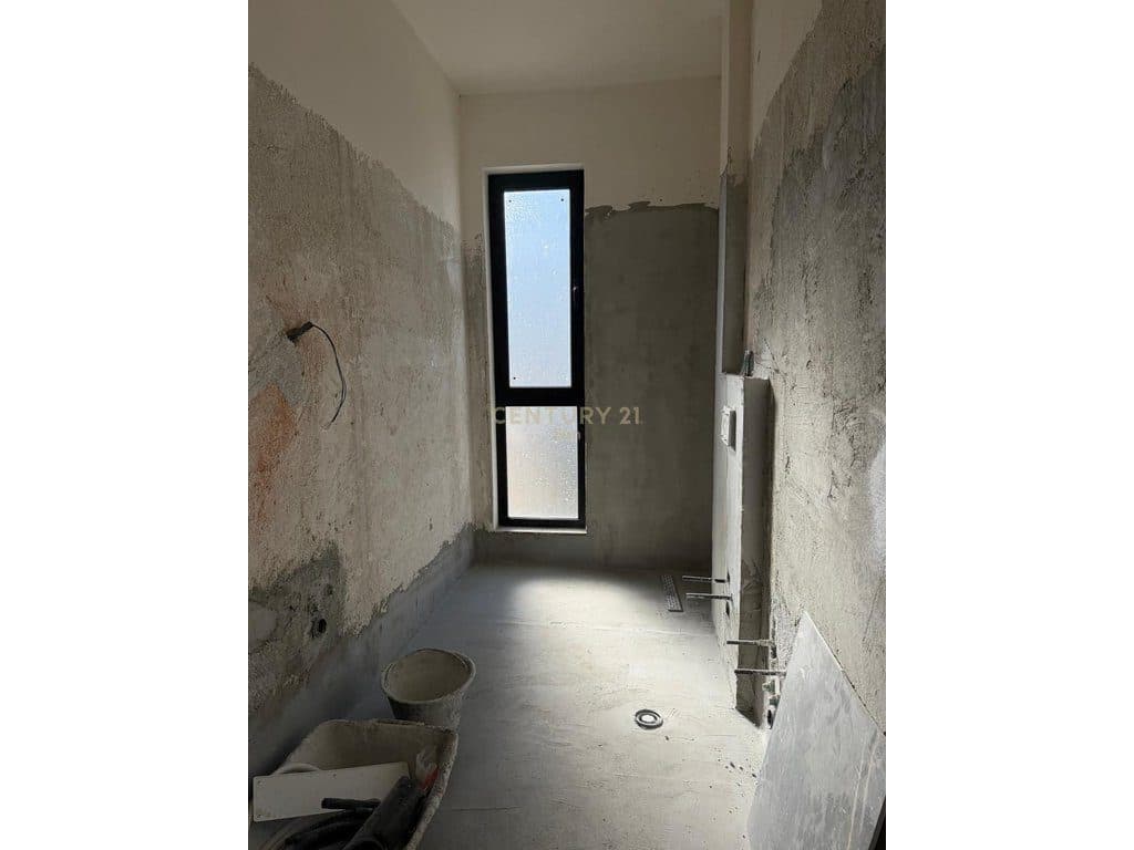 SHITET APARTAMENT 1+1 ME VERANDE NE MALIN E ROBIT ! 2