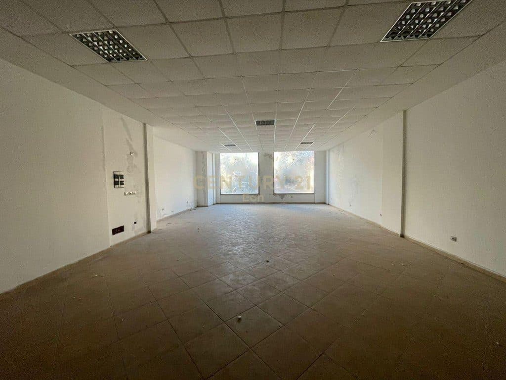 Ambient Komercial për Qira në Plazh Stacioni i parë, Durrës !
